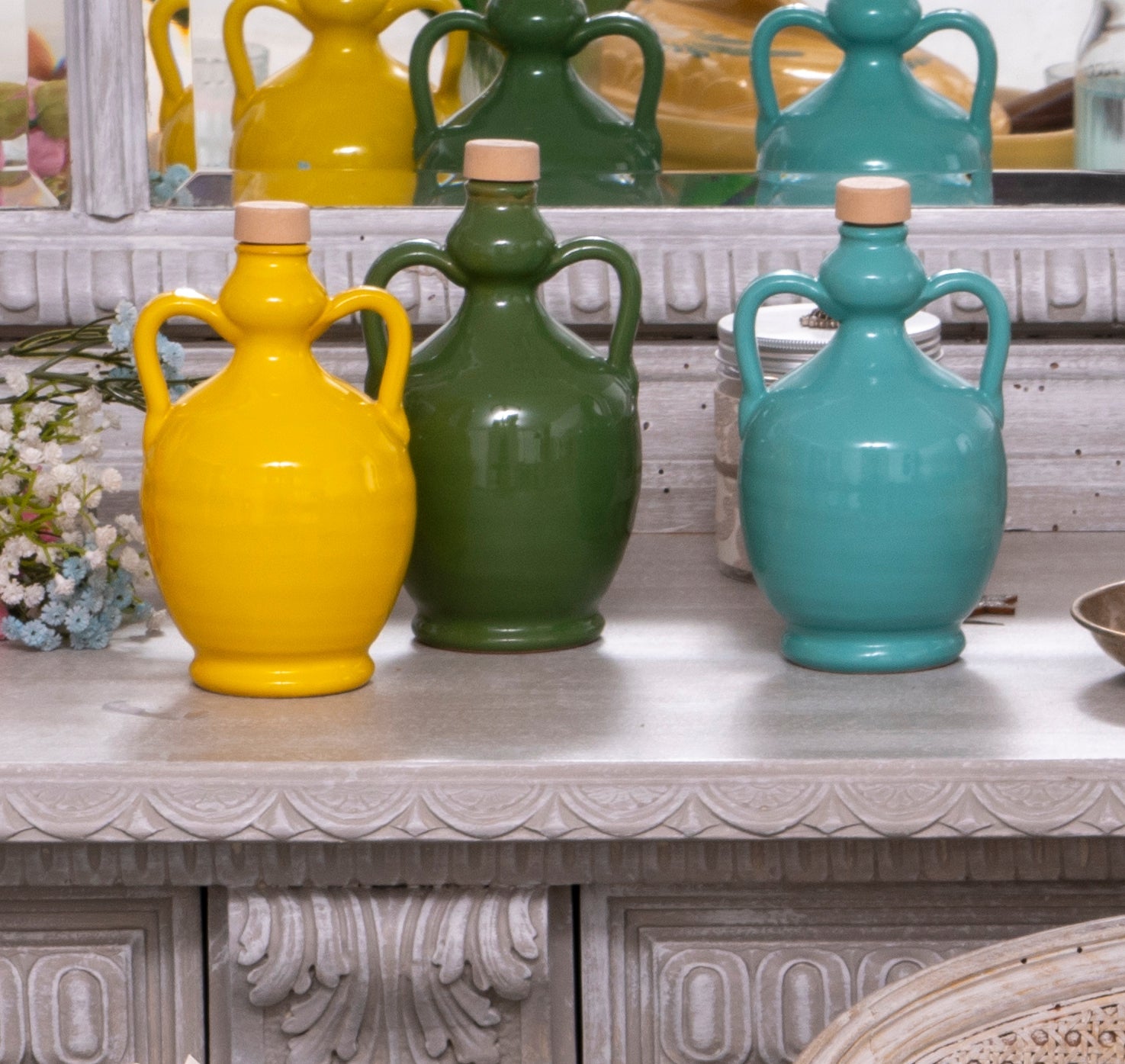 Orci in ceramica artigianale colorata contenenti Olio Extravergine di Oliva Pugliese VitOlio 1955