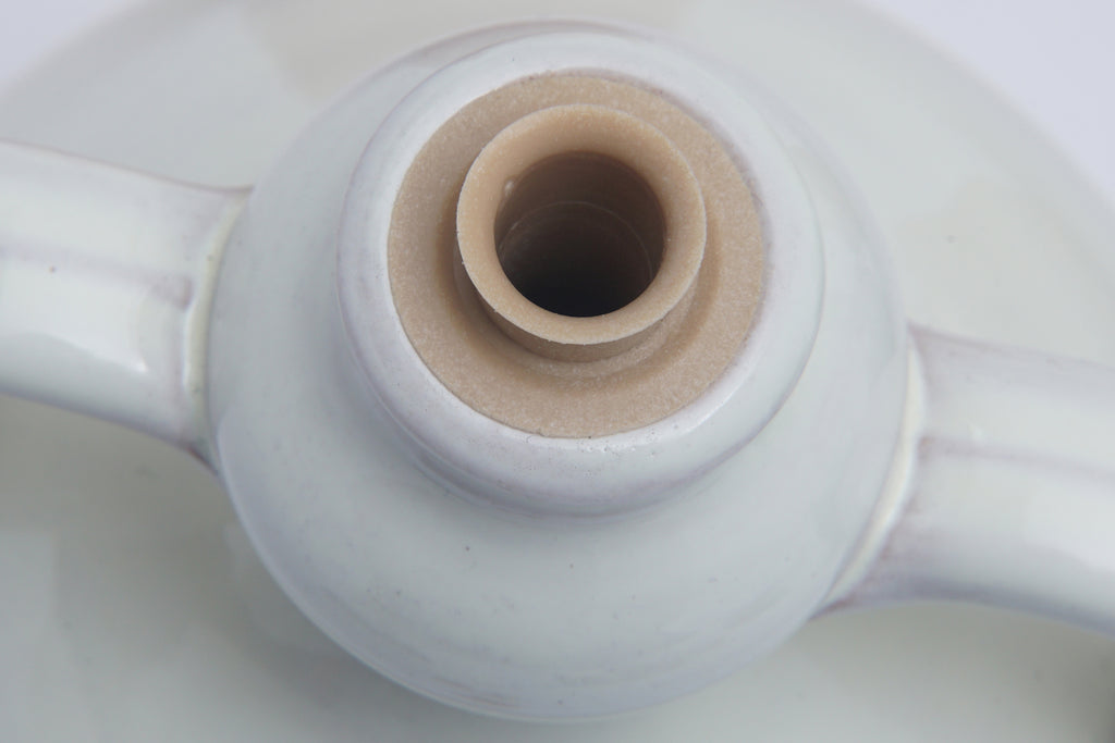 Dettaglio della bocca di una bottiglia bianca per Olio Extravergine di Oliva con doppio manico