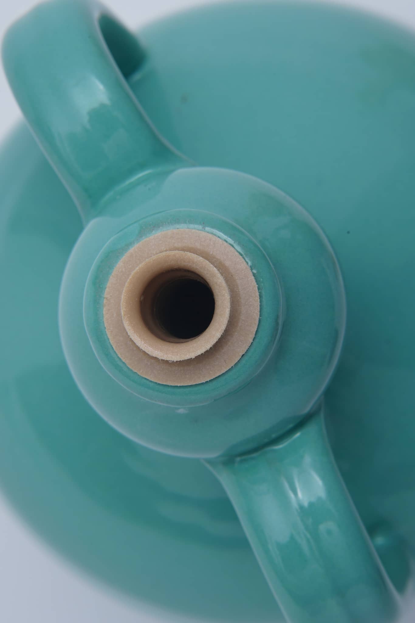 Dispenser in ceramica verde per Olio Extravergine di Oliva con beccuccio per una facile erogazione