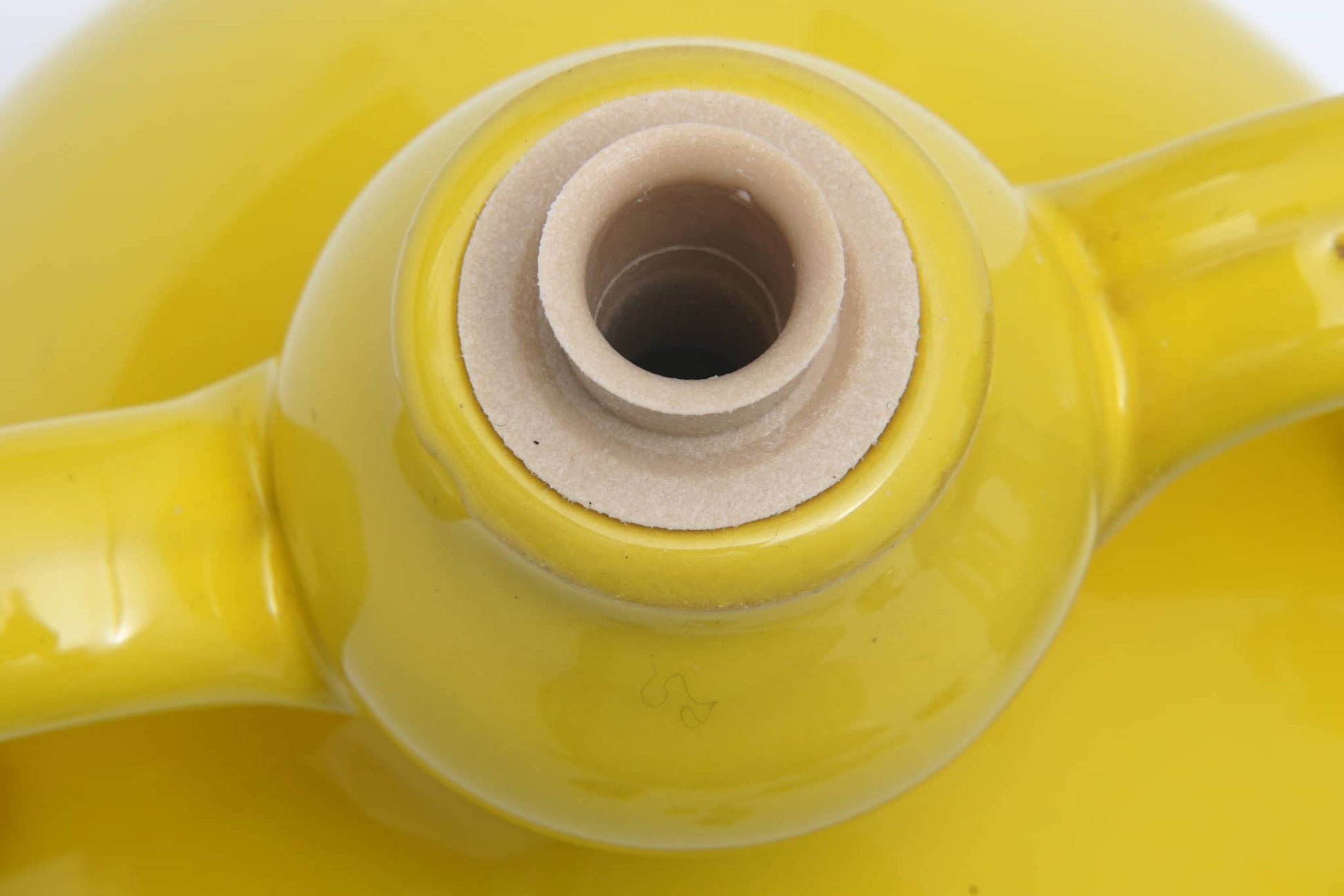 Contenitore giallo per Olio Extravergine di Oliva con tappo in ceramica per una conservazione ottimale