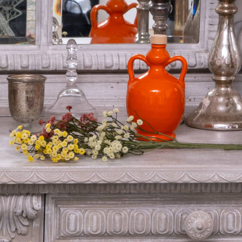 Decorativa insegna di olio extravergine di oliva pugliese artigianale su un tavolo elegante