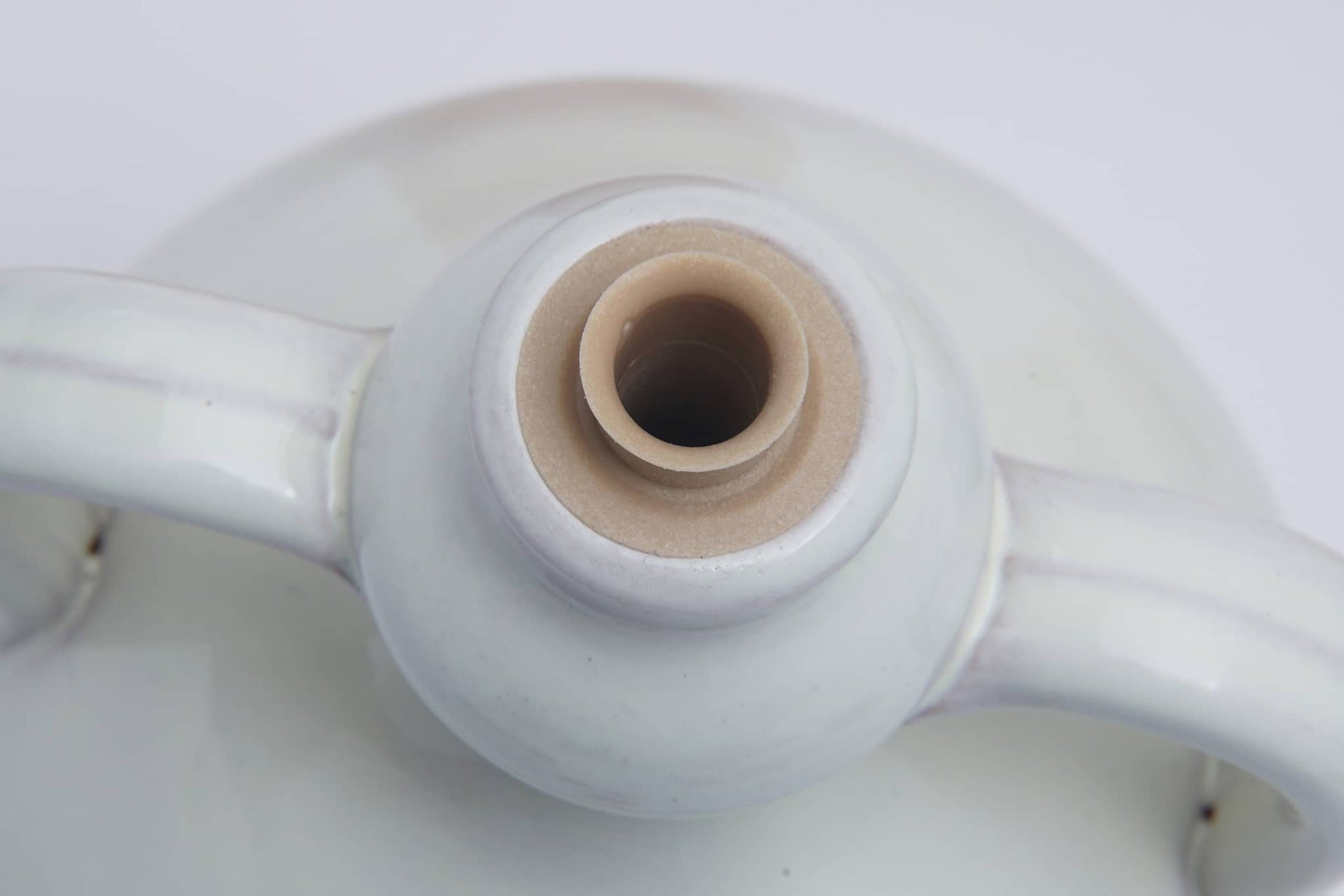 Brocca di ceramica bianca con beccuccio per servire Olio Extravergine di Oliva