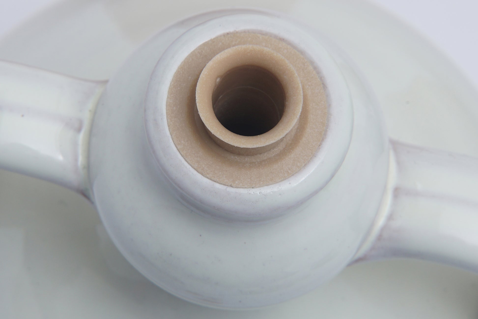 Flacone in ceramica bianca per Olio Extravergine di Oliva con beccuccio sopra per versare facilmente